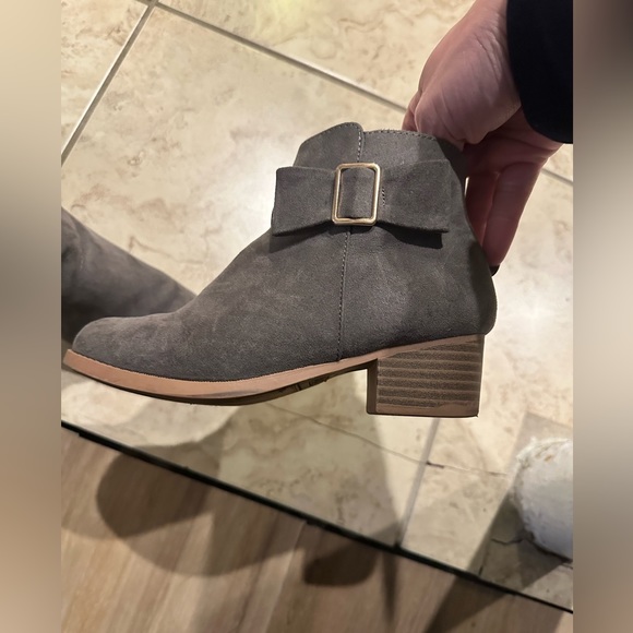 The Childrens Place Booties - Picture 2 of 11